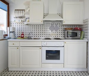 Fridge, microwave, oven, coffee/tea maker