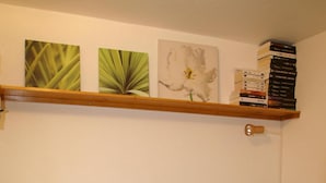 A bunk bed with a shelf above containing books and framed pictures. - 50m from ski slopes, balcony, parking, tv, ski locker, 30-32m², Les 7 Laux (Les Adrets)