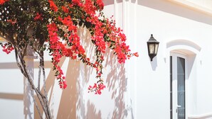 A white building with a window and a wall-mounted light fixture. - Apartamentos Livvo Coloradamar (Yaiza)