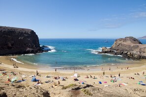 Beach nearby - Apartamentos LIVVO Coloradamar (Yaiza)