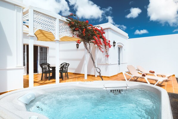 2 bedrooms, blackout curtains, soundproofing, iron/ironing board - Apartamentos LIVVO Coloradamar (Yaiza)