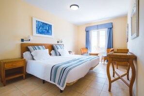 2 soverom, blendingsgardiner, lydisolert og strykejern/-brett