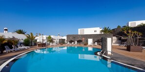 Piscine extérieure, parasols de plage, chaises longues