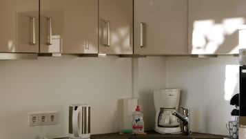 Apartment (No. 101) | Eigene Küche | Wasserkocher mit Kaffee-/Teezubehör, Kühlschrank, Mikrowelle, Ofen