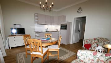 Apartment (No. 101) | Living area | Flat-screen TV, DVD player, MP3 dock