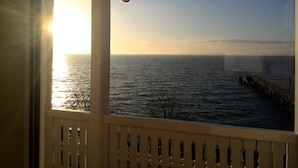 A view through a window with a decorative frame, overlooking a body of water and a pier. - Fürstenhof Rügen (Sassnitz)