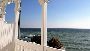 A white gazebo with a view of the ocean. - Fürstenhof Rügen (Sassnitz)