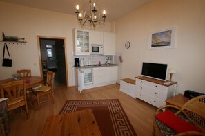 Appartement (No. 102) | Salle de séjour | Téléviseur à écran plat, lecteur de DVD