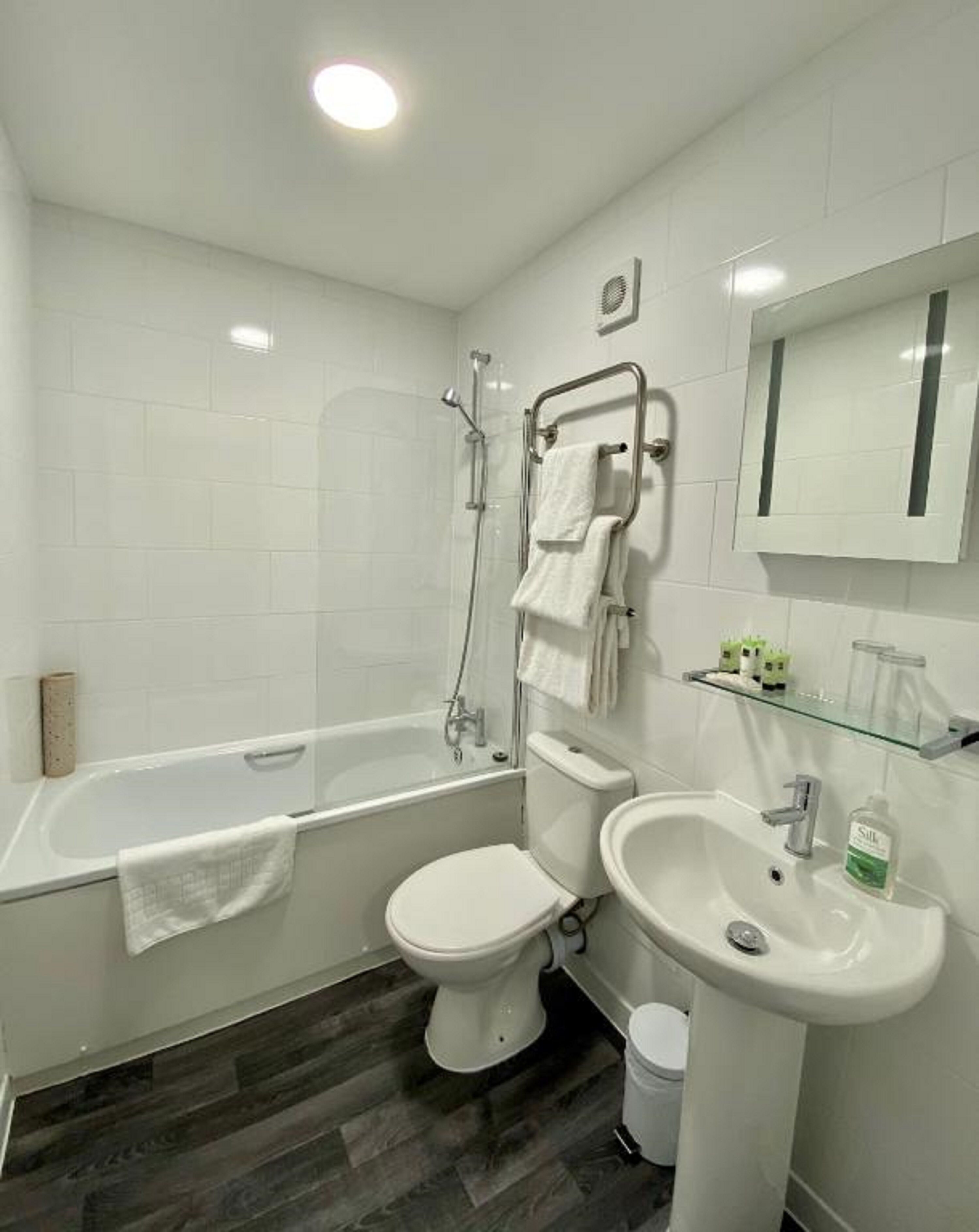 classic twin room, 2 single beds | bathroom | shower, rainfall showerhead, free toiletries, towels