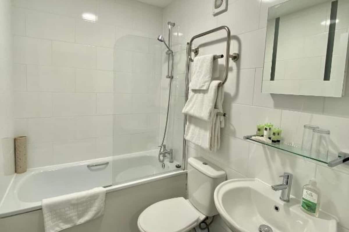 classic twin room, 2 single beds | bathroom | shower, rainfall showerhead, free toiletries, towels