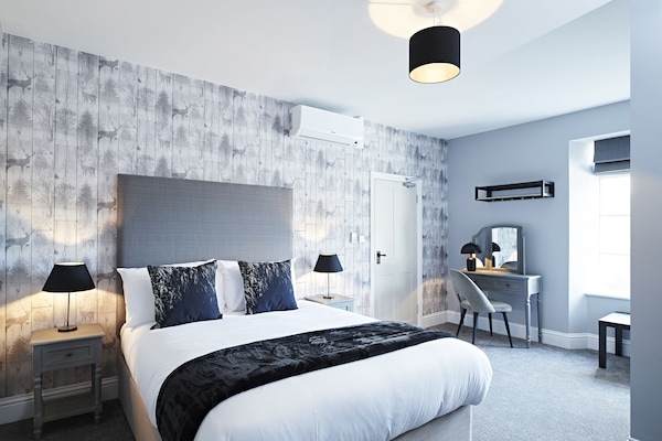 Habitación clásica doble, 1 cama de matrimonio grande | Ropa de cama hipoalergénica y decoración individual