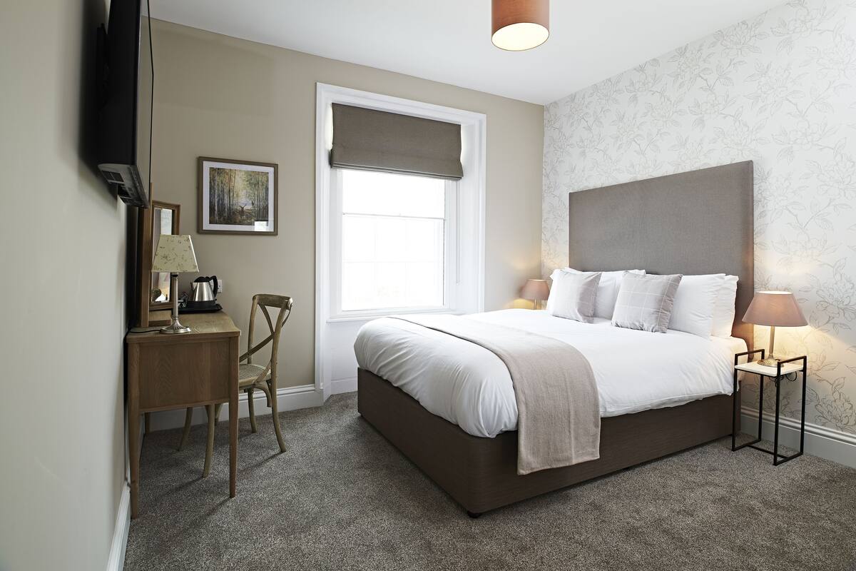 Habitación doble clásica, 1 cama King size | Ropa de cama hipoalergénica y escritorio