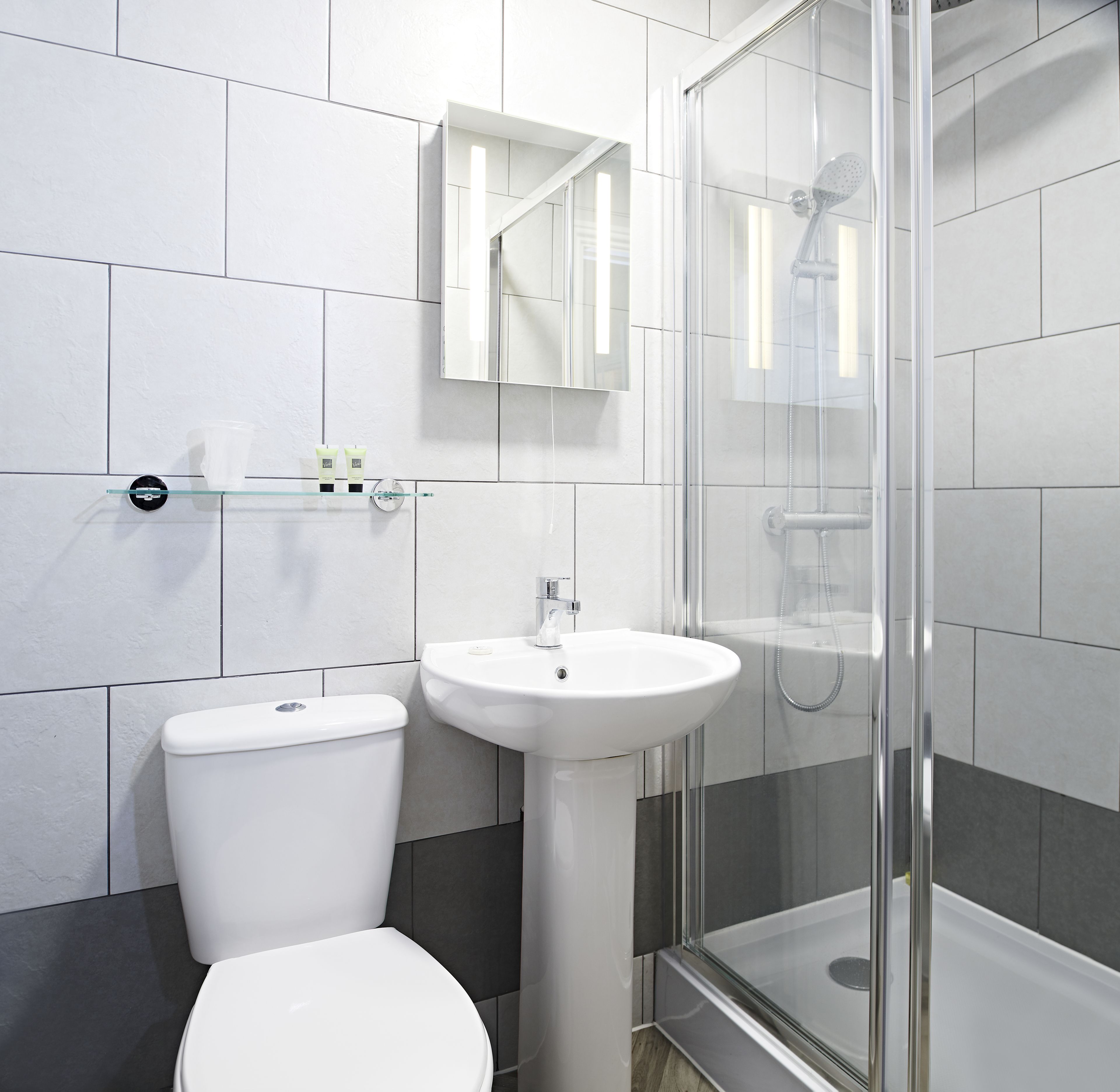 shower, rainfall showerhead, free toiletries, towels