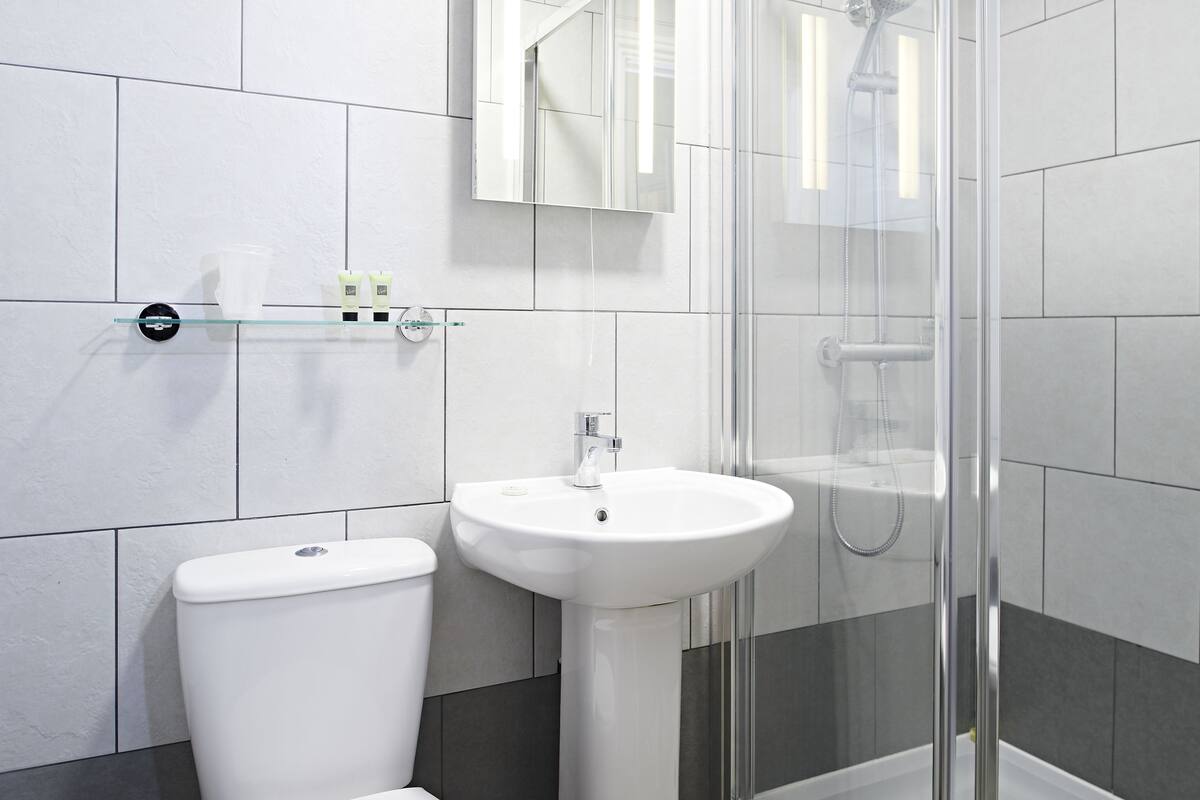 shower, rainfall showerhead, free toiletries, towels