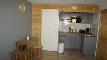 Fridge, microwave, dishwasher, coffee/tea maker