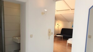 Un apartamento moderno con baño, sala de estar y comedor.