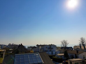 Una zona residencial con casas, cielo despejado y sol.