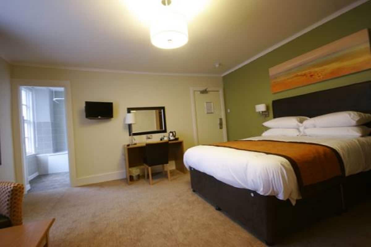 Een bureau, een strijkplank/strijkijzer, gratis wifi, beddengoed