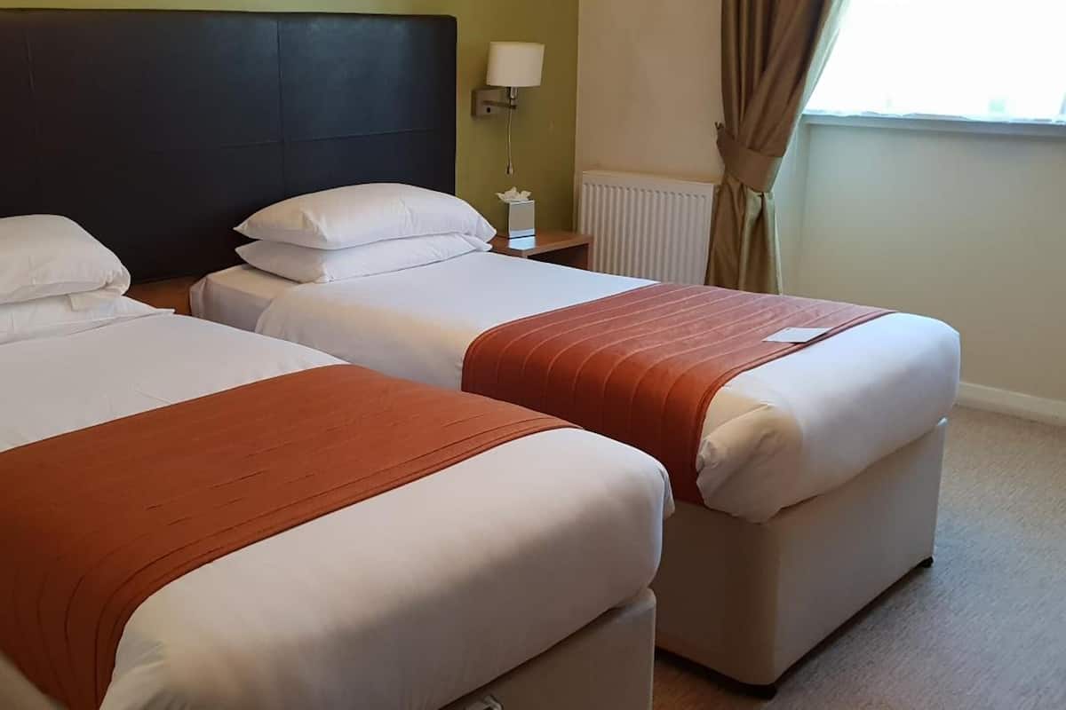 Een bureau, een strijkplank/strijkijzer, gratis wifi, beddengoed