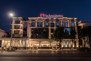 Front of property – evening/night - The Royal Mezbon Hotel & SPA (Tashkent)
