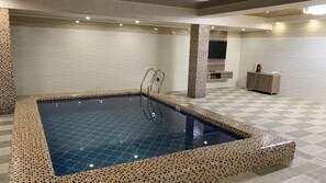 2 indoor pools - The Royal Mezbon Hotel & SPA (Tashkent)