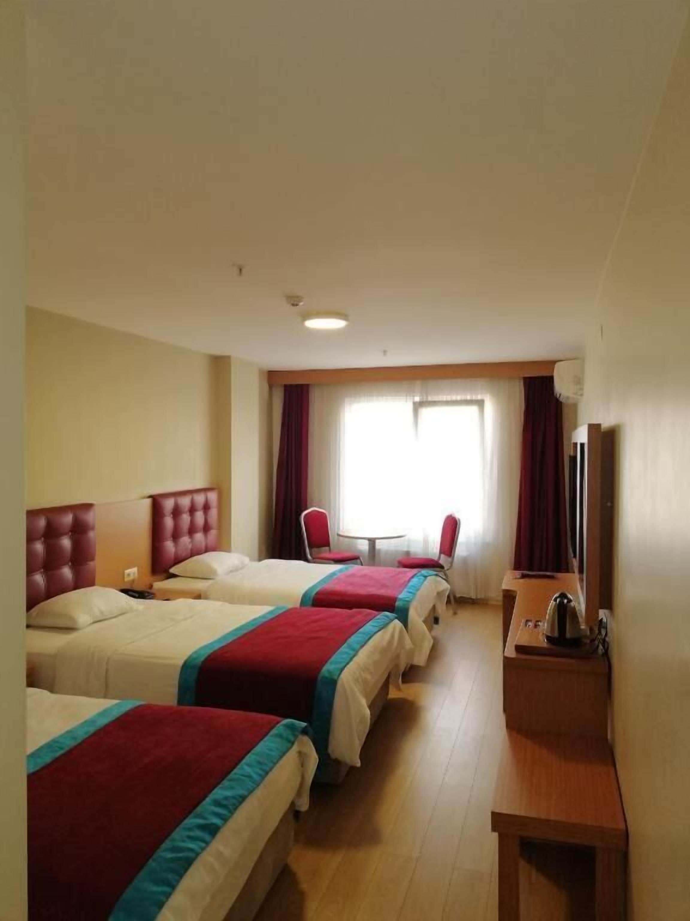standard triple room | 1 bedroom, minibar, in-room safe, desk