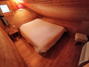 4 bedrooms, iron/ironing board, travel crib, WiFi (free)