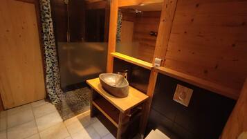 Douche, baignoire Ă jets, sĂšche-cheveux