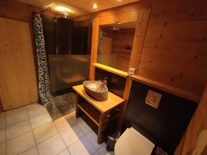 Shower, jetted tub, hair dryer
