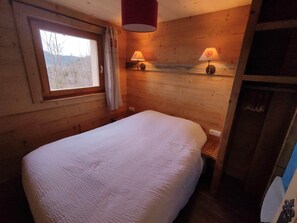 4 chambres, fer et planche à repasser, lit de bébé portatif