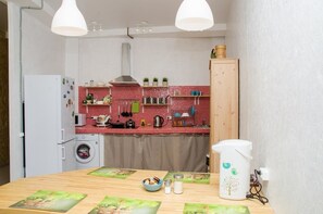 Kjøleskap på fellesområdet, mikrobølgeovn på fellesområdet og kokeplater