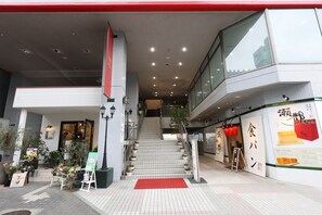 Exterior detail - Hotel Van Cornell (Higashihiroshima)