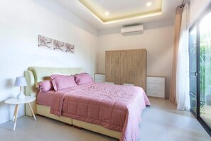 3 Bedrooms with Private Pool Villa | ตู้นิรภัยในห้องพัก, โต๊ะทำงาน, พื้นที่ทำงานแบบใช้แล็ปท็อป, ผ้าม่านกันแสง