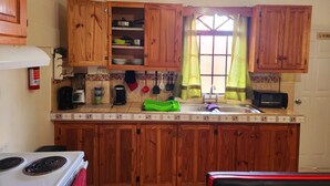 Wasserkocher mit Kaffee-/Teezubehör, Kühlschrank, Mikrowelle, Ofen