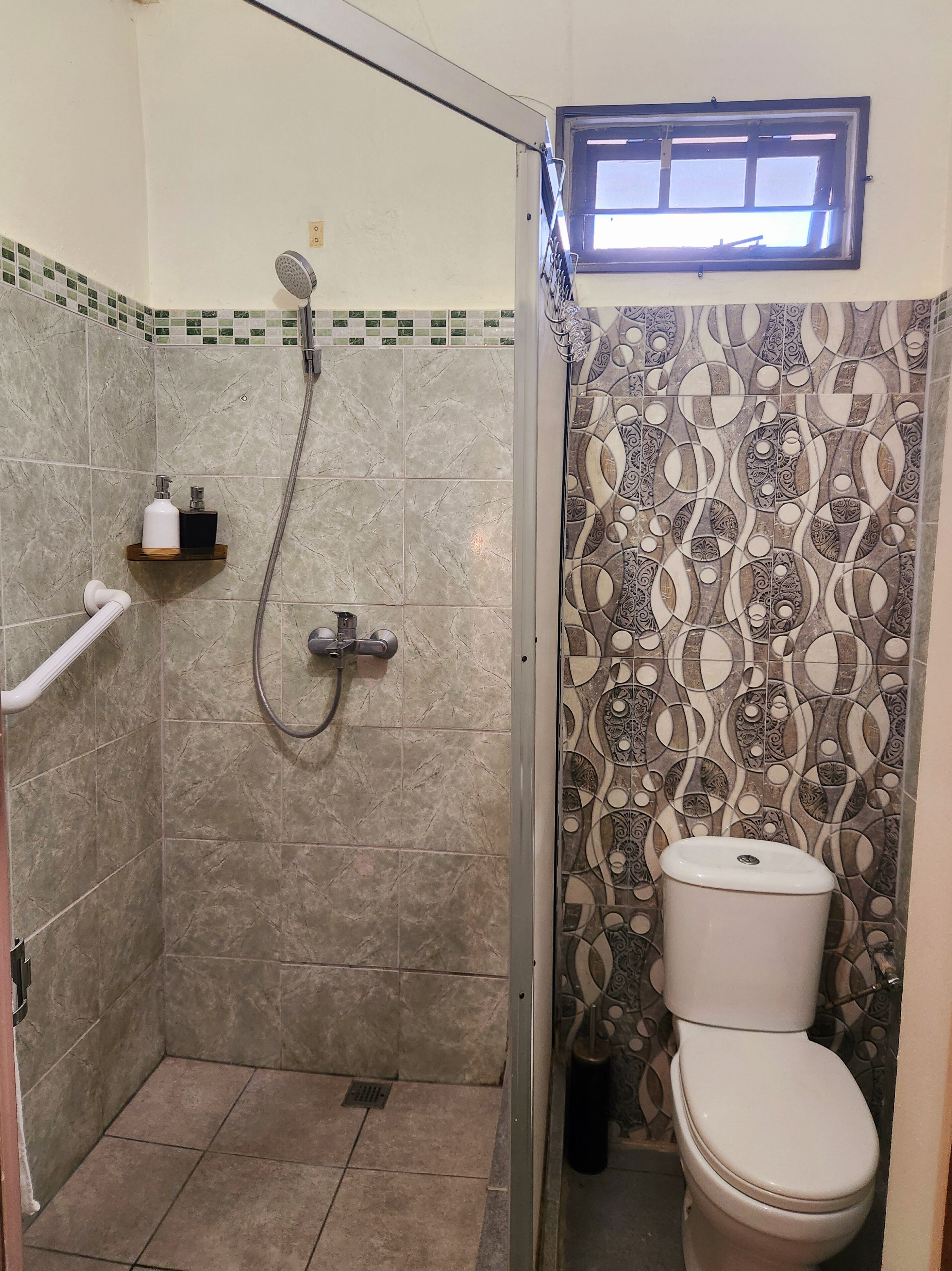 Chuveiro, produtos de toalete grátis, secador de cabelo 