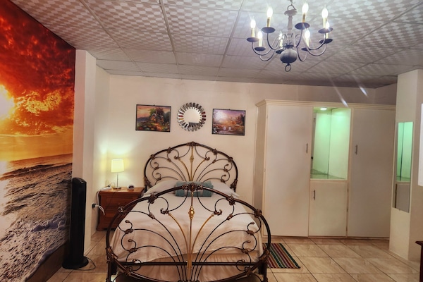 1 soverom, skrivebord, strykejern/-brett og wi-fi (inkludert)