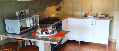 Refrigerador, microondas, horno y parrilla de estufa