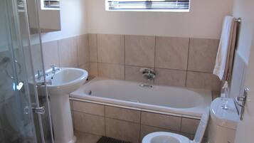 Secadora de cabello y papel de baño