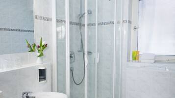 Standard-Doppelzimmer, eigenes Bad | Badezimmer