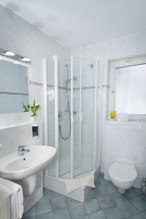 Standard Double Room, Private Bathroom | Bathroom | Towels