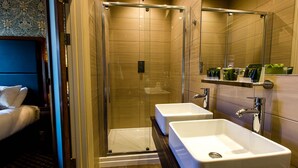 A modern bathroom with a glass-enclosed shower, two sinks, and a mirror. - The Maltsters Arms (Cardiff)