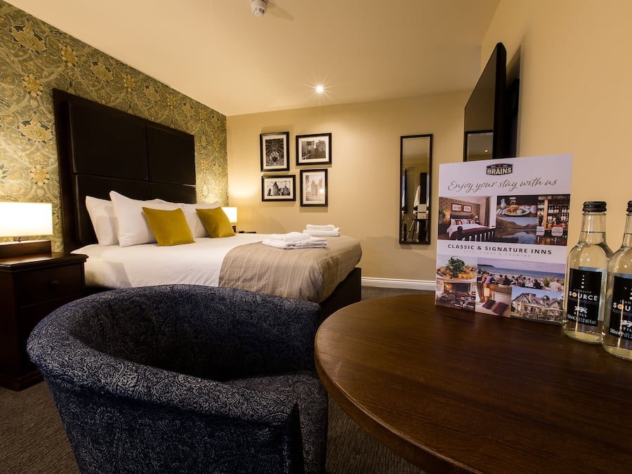 Camas Select Comfort, escritorio y espacio para trabajar con laptop