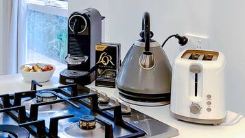 Kjøleskap, mikrobølgeovn, ovn og kokeplater