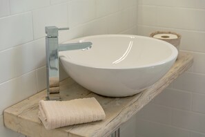 Kombinert dusj/badekar, hårføner og håndklær