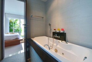 3-Bedroom Pool Villa  | Deep soaking bathtub