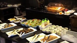 Montaje de bufé con diversos platos y acompañamientos.