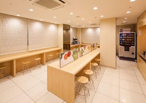 Breakfast area - Superhotel Tokyo Otsuka (Tokyo)