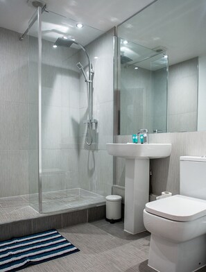 Departamento familiar | Baño | Regadera y toallas 