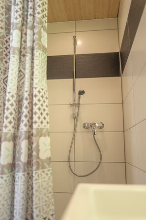 Douche, sèche-cheveux, serviettes fournies, savon