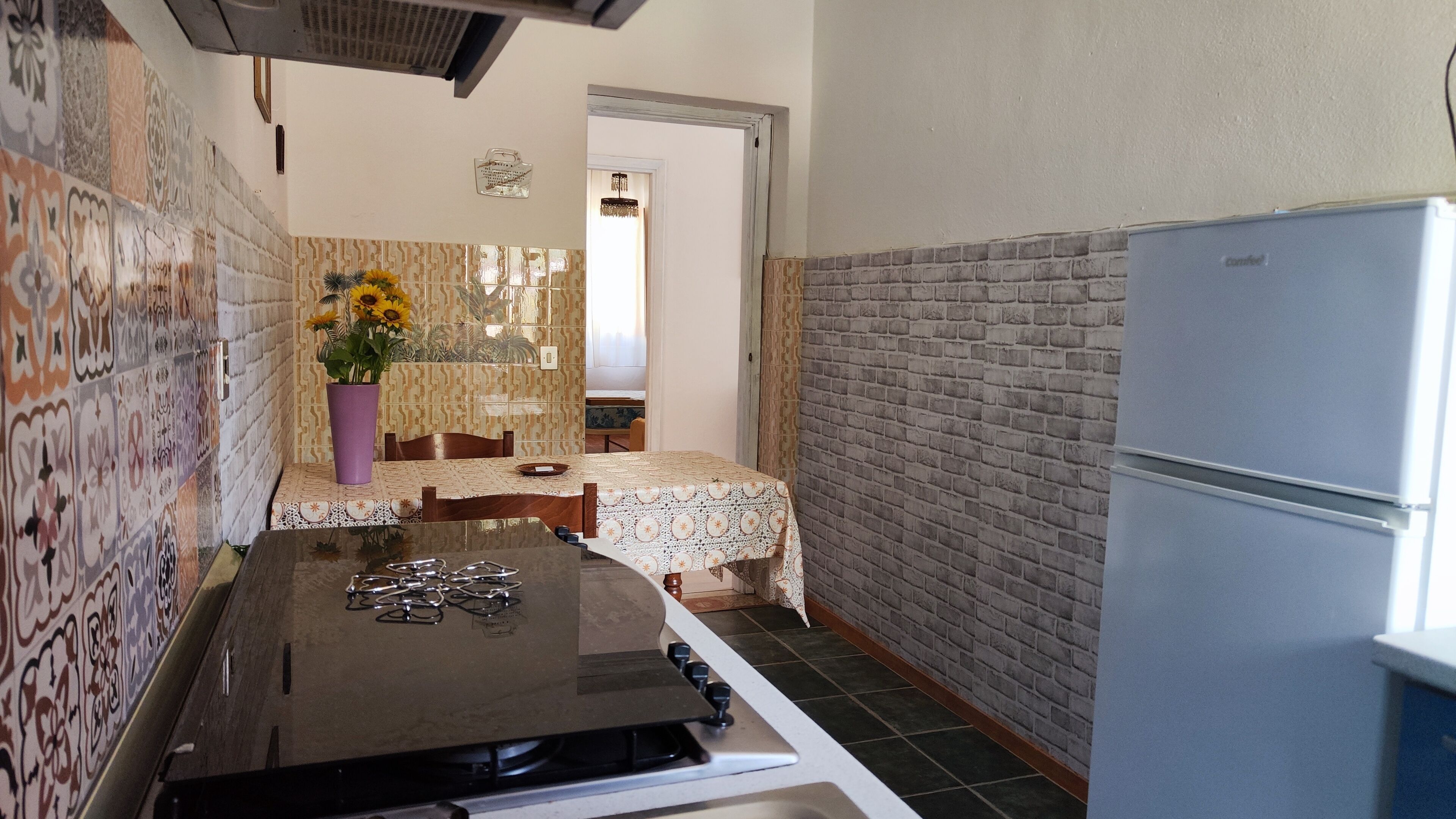 Kühlschrank, Ofen, Herdplatte, Wasserkocher mit Kaffee-/Teezubehör